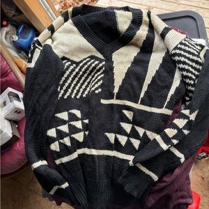 New Vintage Womens Nordstrom Black and Cream Sweater Geo Aztec Retro Print Thick